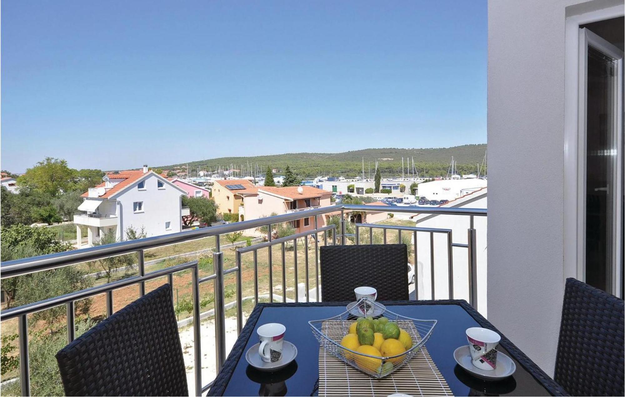 1 Bedroom Cozy Apartment In Бибинье Экстерьер фото